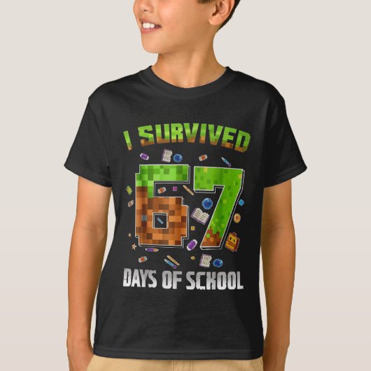 I Survived 67 Days of School Funny Pixel Gamer Tシャツ (正面)
