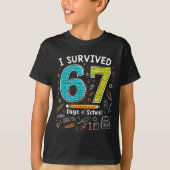 I Survived 67 Days Of School _ Funny Teacher &amp; Tシャツ (正面)