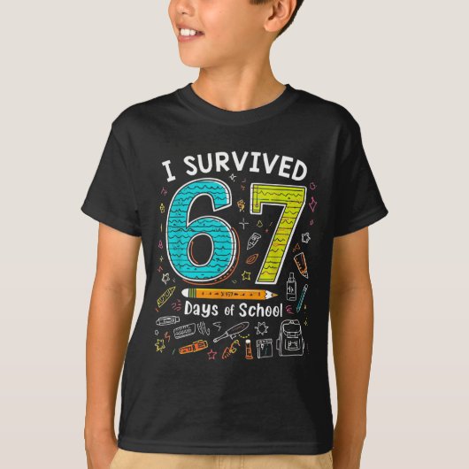 I Survived 67 Days Of School _ Funny Teacher &amp; Tシャツ (正面)