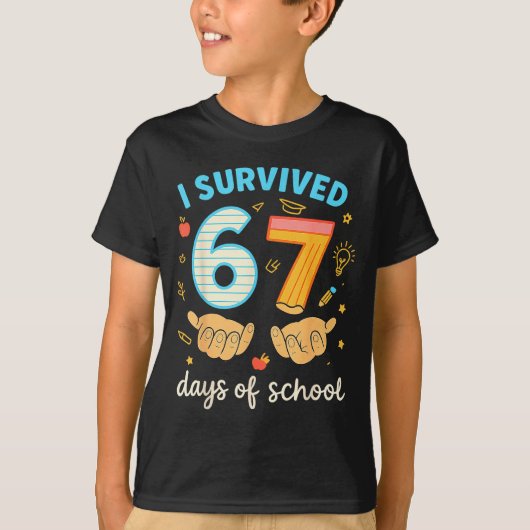 I Survived 67 Days Of School Funny Teacher Student Tシャツ (正面)