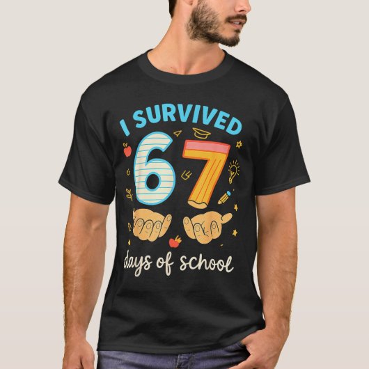 I Survived 67 Days Of School Funny Teacher Student Tシャツ (正面)