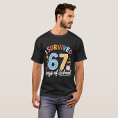 I Survived 67 Days School Funny Six Seven Meme Tea Tシャツ (正面フル)