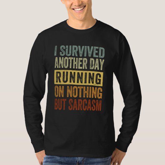 I Survived Another Day Running On Nothing But Sarc Tシャツ (正面)
