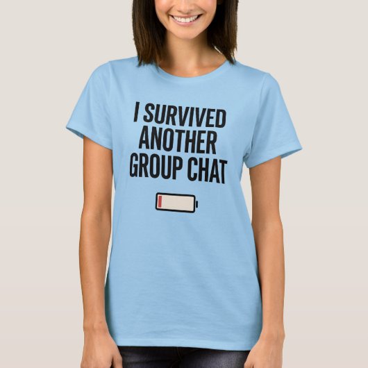 I Survived Another Group Chat Tee Tシャツ (正面)