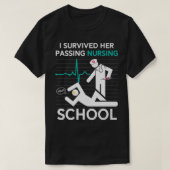 I Survived Her Passing Nursing School Graduation F Tシャツ (デザイン正面)