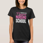 I Survived Her Passing Nursing School Tシャツ (正面)
