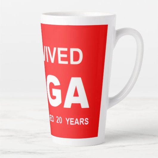 I Survived MAGA カフェラテマグ (右)