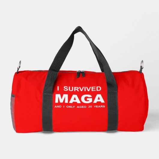 I Survived MAGA ダッフルバッグ (裏面)