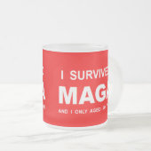I Survived MAGA フロストグラスマグカップ (正面右)