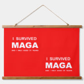 I Survived MAGA  吊り下げ型タペストリー (正面)