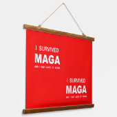 I Survived MAGA  吊り下げ型タペストリー (傾斜あり)