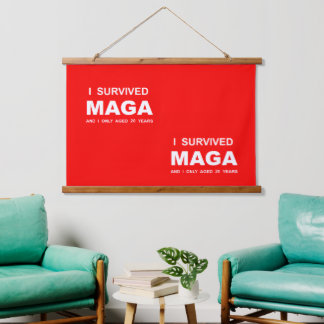 I Survived MAGA  吊り下げ型タペストリー