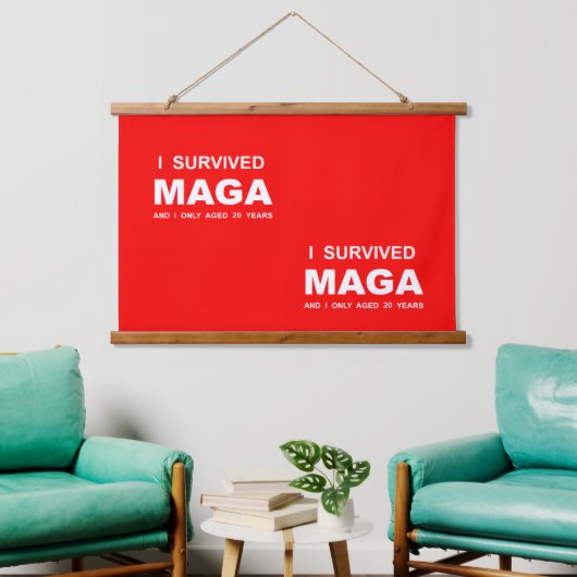 I Survived MAGA  吊り下げ型タペストリー (リビング)