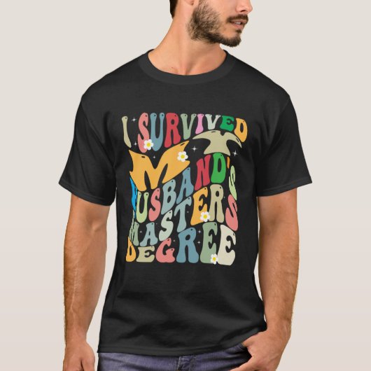 I Survived My Husband s Masters Degree Groovy Grad Tシャツ (正面)