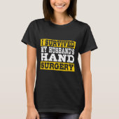 I Survived My Husband's Hand Surgery Funny Recover Tシャツ (正面)