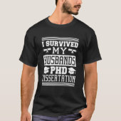 I Survived My Husbands Phd Dissertation Doctoral D Tシャツ (正面)