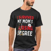 I Survived My Mom's Nursing Degree Funny Graduatio Tシャツ (正面)