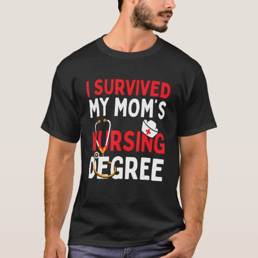 I Survived My Mom's Nursing Degree Funny Graduatio Tシャツ (正面)