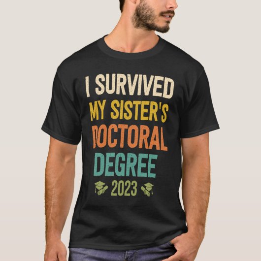 i survived my sisters doctoral degree graduation 2 tシャツ (正面)