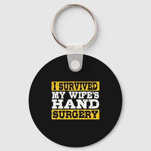 I Survived My Wife's Hand Surgery Funny Recovery キーホルダー (正面)