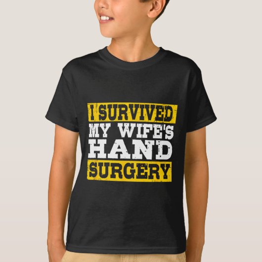 I Survived My Wife's Hand Surgery Funny Recovery Tシャツ (正面)