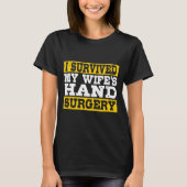 I Survived My Wife's Hand Surgery Funny Recovery  Tシャツ (正面)
