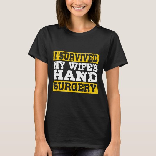 I Survived My Wife's Hand Surgery Funny Recovery Tシャツ (正面)