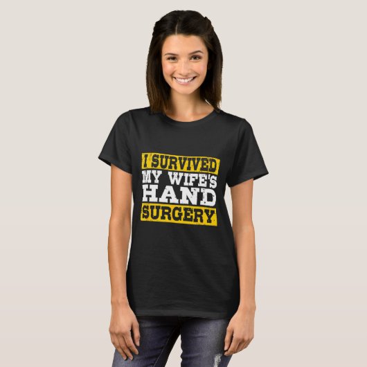 I Survived My Wife's Hand Surgery Funny Recovery  Tシャツ (正面フル)