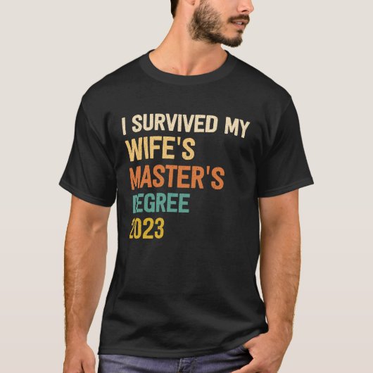 i survived my wifes masters degree graduation 2023 tシャツ (正面)