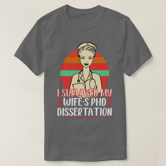 I Survived My Wifex27s PhD Dissertation Funny PhD  Tシャツ (デザイン正面)