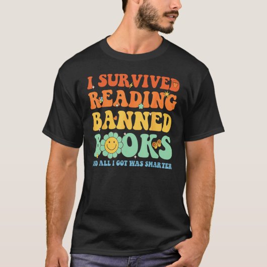 I Survived Reading Banned Books Book Bookaholic Tシャツ (正面)