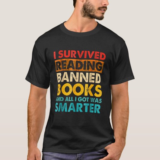 I Survived Reading Banned Books Book   Bookaholic Tシャツ (正面)