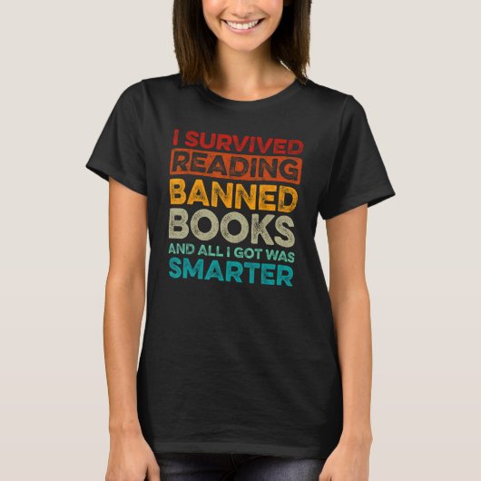 I Survived Reading Banned Books Bookaholic Tシャツ (正面)