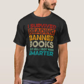 I Survived Reading Banned Books Bookaholic Tシャツ (正面)