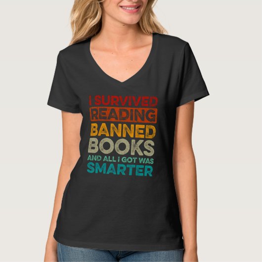 I Survived Reading Banned Books Bookaholic Tシャツ (正面)