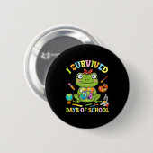 I Survived Six Seven Days Of School Cute Frog Stud 缶バッジ (正面&裏面)