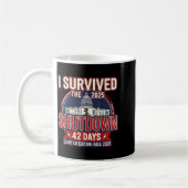 I Survived The 2025 Shutdown Funny Litical Quote コーヒーマグカップ (左)