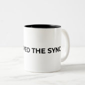 I Survived The Sync Minimalist Typographic Mug ツートーンマグカップ (正面右)