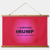 I Survived tRUMP 吊り下げ型タペストリー (正面)