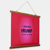 I Survived tRUMP 吊り下げ型タペストリー (傾斜あり)