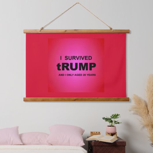 I Survived tRUMP 吊り下げ型タペストリー (寝室)