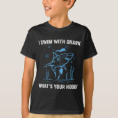 I Swim With Shark, What's Your Hobby, Funny Scuba Tシャツ (正面)