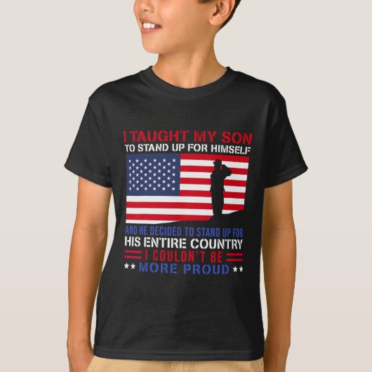 I Taught My Son How To Stand Up Proud Military Mom Tシャツ (正面)