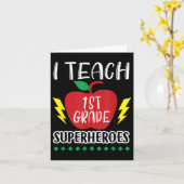 I Teach 1st Grade Superheroes Back To School Teach カード (黄色い花)