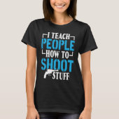 I Teach People How To Shoot Stuff Shooting Range I Tシャツ (正面)