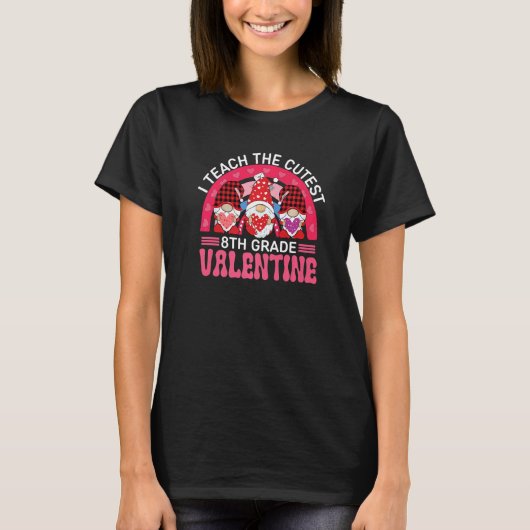 I Teach The Cutest 8TH GRADE Valentines Gnomes Tea Tシャツ (正面)