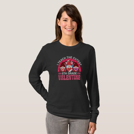 I Teach The Cutest 8TH GRADE Valentines Gnomes Tea Tシャツ (正面フル)