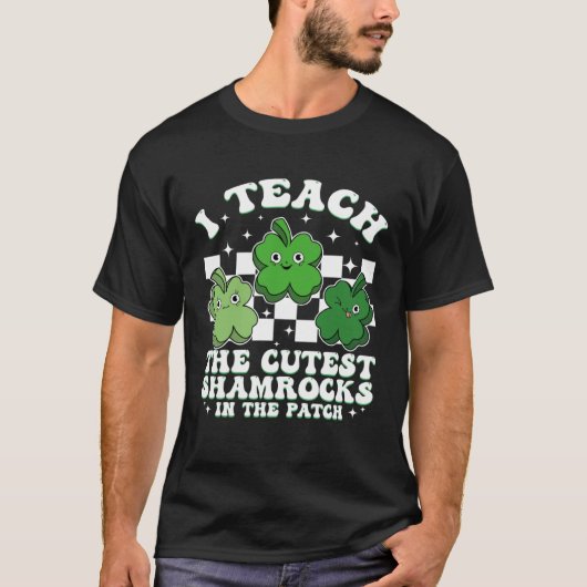 I Teach The Cutest Shamrocks Groovy Teacher St Pat Tシャツ (正面)
