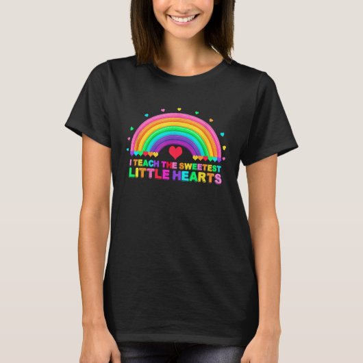 I Teach The Sweetest Hearts Rainbow Teacher Valent Tシャツ (正面)