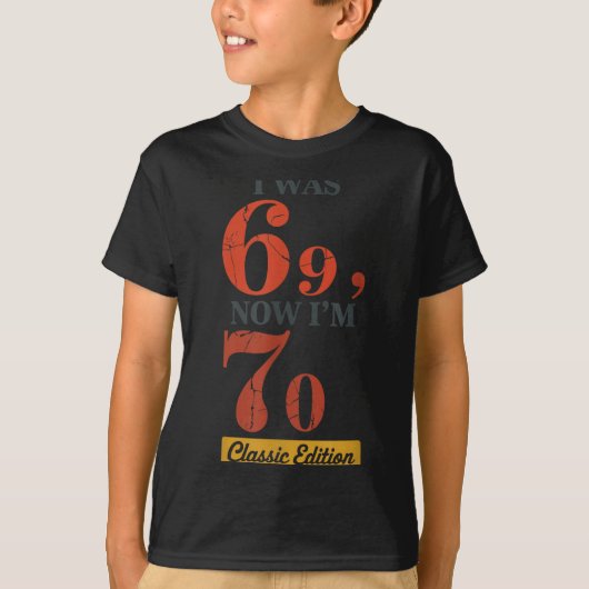 I Was 69, Now I'm 70 67 Birthday Grandpa Grandma M Tシャツ (正面)